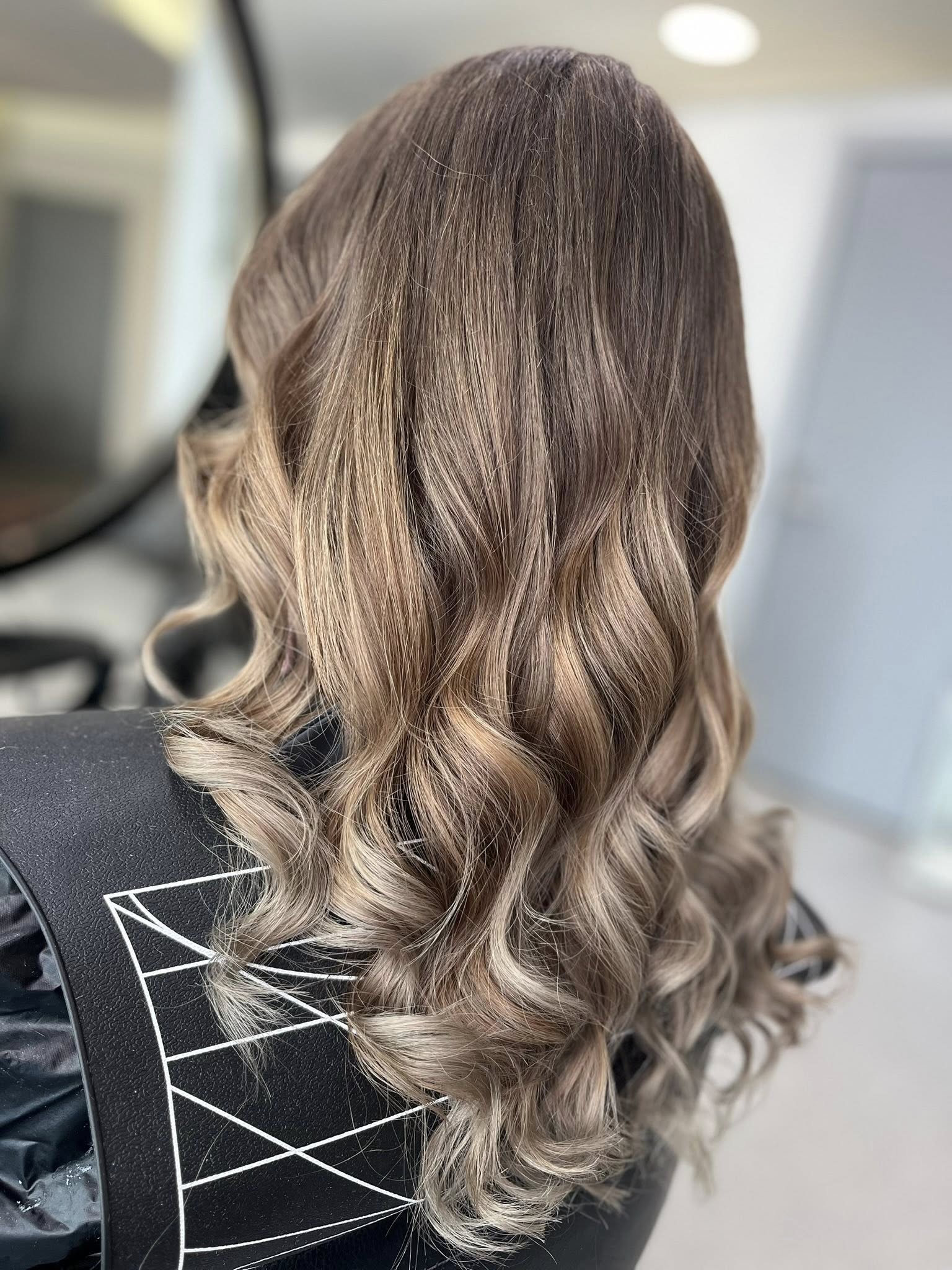 Balayage szőke hullámos haj Budapest